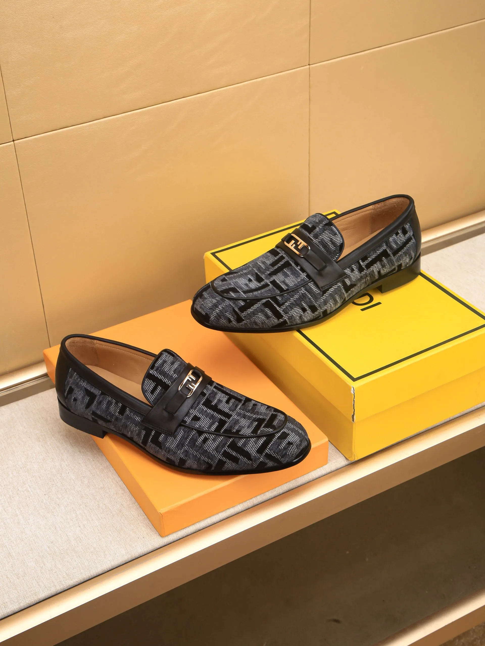 Men's shoes💰460 🕷🕷【FENDI】The latest men's formal leather shoes🇨🇳Classic series not to be missed💯The first layer is made of imported first-layer cowhide☘Original quality, the leather is smooth and delicate🎋Awesome version, perfect streamlined outline🍇🐮Leather lining, code number 39-44...(customized at 38.45.46.47)